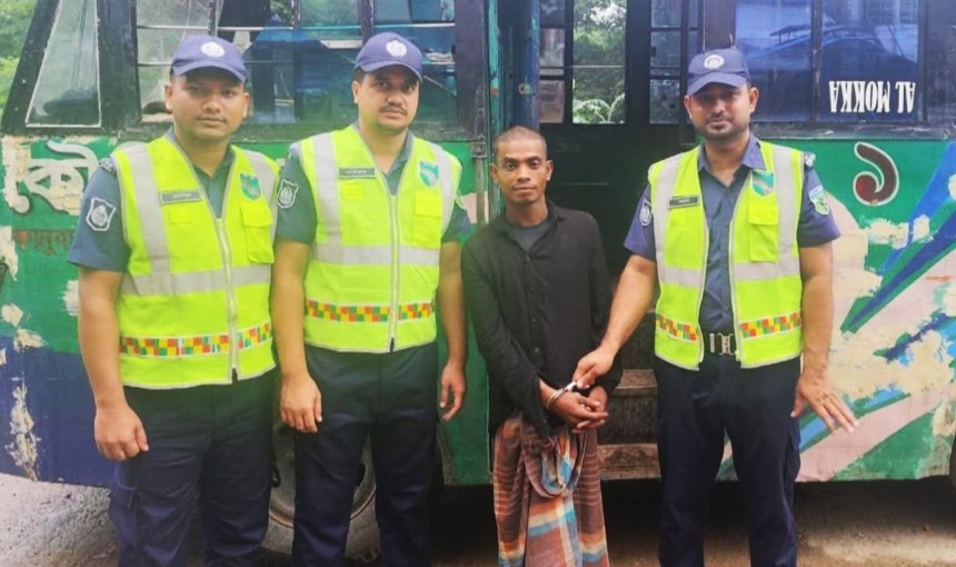 কুমিল্লায় যাত্রীবাহী বাসসহ ১ বাস চোরকে আটক করেছে হাইওয়ে থানা পুলিশ